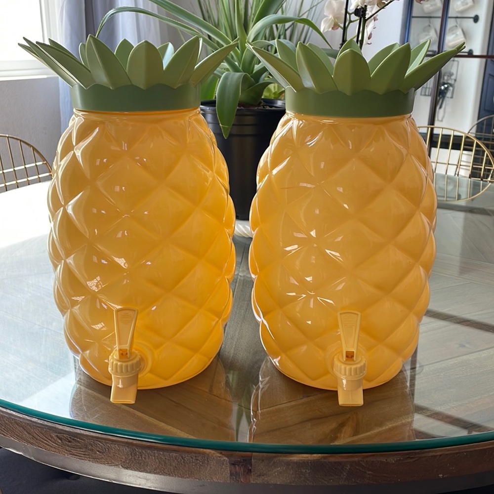 2 pineapple drink dispensers. Sold together.